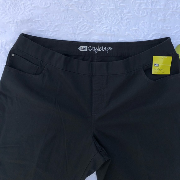 Lee StyleUp Natural Fit Embroidery Jean Capri size 24W Med NWT - Picture 3 of 15